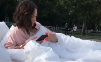 В Москве Ольгу Бузову засняли в кровати посреди дороги