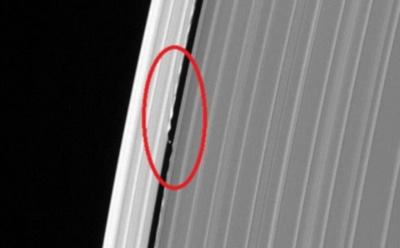 Зонд «Кассини» снял таинственный объект на кольцах Сатурна и разбился