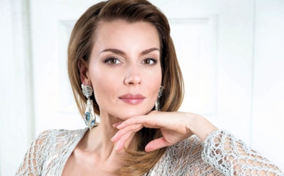 Любовь Толкалина показала стройные ноги в откровенной позе