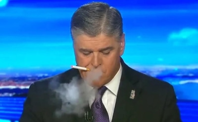 В США ведущий новостей стал курить в прямом эфире