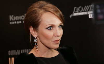 Альбина Джанабаева вышла в свет в платье с глубоким декольте