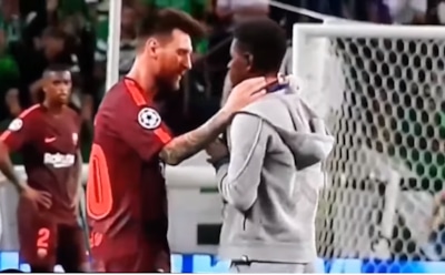 Фанат выбежал на поле и поцеловал бутсу Месси