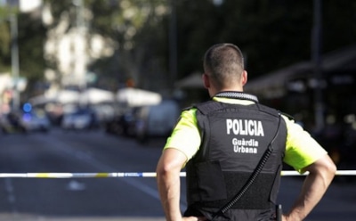 Правоохранители силой выводят людей с избирательных участков в Каталонии