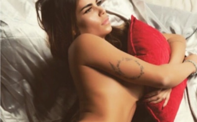 «Мисс бум-бум» скопировала пикантное фото Кардашьян с шампанским