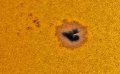 На Солнце образовалась темная фигура, похожая на «сердце»