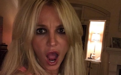 Бритни Спирс показала пышную грудь в топе с глубоким декольте