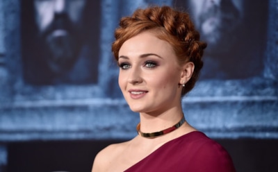 Актриса Софи Тернер объявила о помолвке с популярным певцом