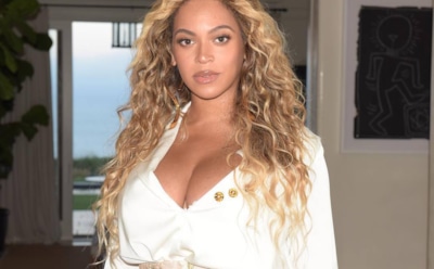 Бейонсе показала упругие формы в облегающей юбке