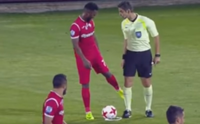 В Греции футболист потерся бутсой о ногу судьи и забил гол