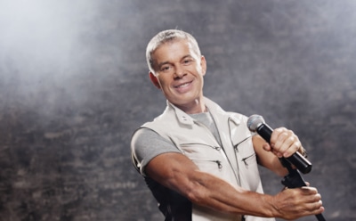 Видео поющего в ванной Газманова появилось в Сети