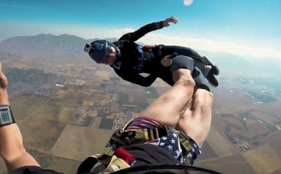 В США парашютист лишился штанов во время прыжка