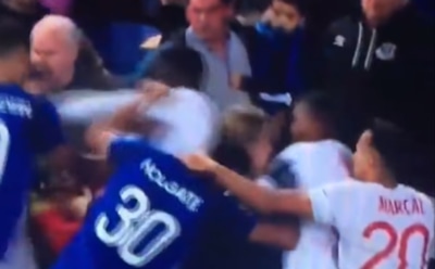 Английский болельщик полез в драку с ребенком на руках