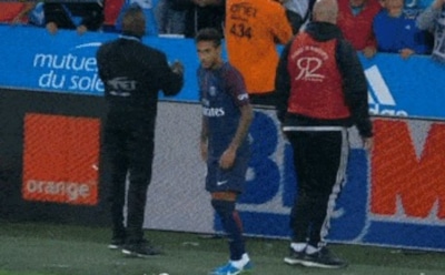 Неймара забросали бутылками и стаканами при подаче углового