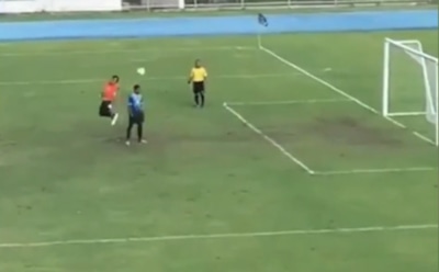 В Таиланде вратарь отпраздновал победу в серии пенальти и пропустил гол