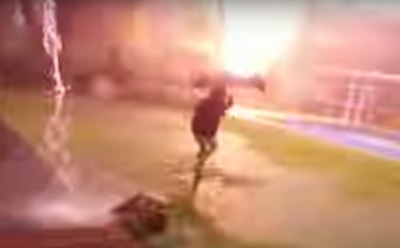 Аргентинка сняла на видео молнию, ударившую рядом с ее сыном