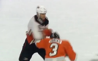 В США хоккеист отправил противника в нокдаун «ударом Супермена»