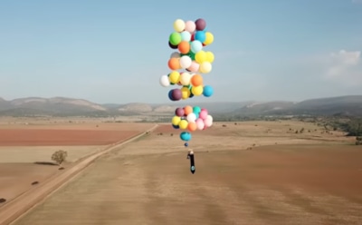 Британец взлетел над Африкой на 100 гелиевых шарах