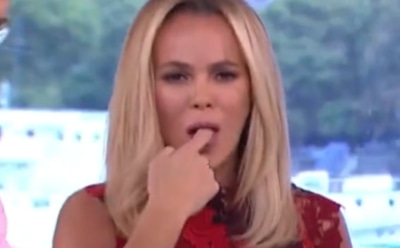 Британская телеведущая съела упавшие на пол сливки