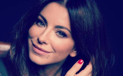 Ани Лорак показала грудь в мини-платье с эффектным декольте