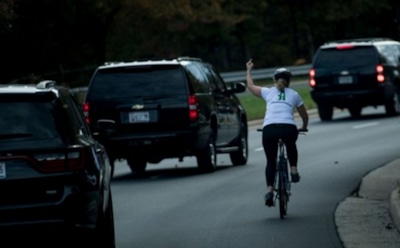 В США велосипедистка показала кортежу Трампа неприличный жест