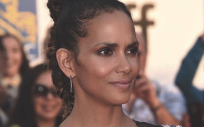 Холли Берри предстала в наряде сексуальной ведьмы для Хэллоуина