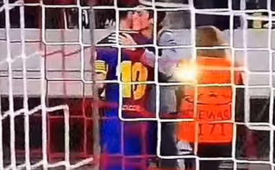 Фанат «Барселоны» выбежал на поле и расцеловал Месси