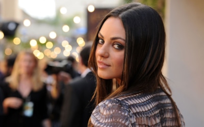 Мила Кунис появилась на телешоу в откровенном наряде