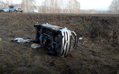 Под Красноярском микроавтобус вылетел в кювет: пострадали дети