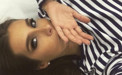 Кэти Топурия показала соблазнительную фигуру в розовом купальнике