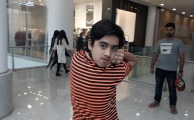 В Пакистане найден мальчик, способный повернуть голову на 180 градусов