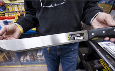 В Москве таксист напал с мачете на пассажира из-за сдачи