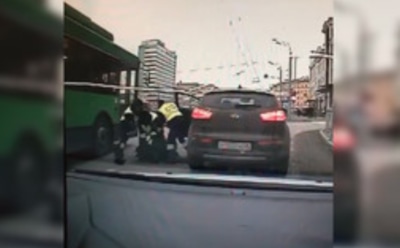 В Казани внедорожник следователя протащил по улице сотрудника ГИБДД