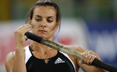 Елена Исинбаева выставила беременность напоказ в облегающем наряде