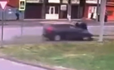 В Краснодаре иномарка сбила на тротуаре семью с ребенком