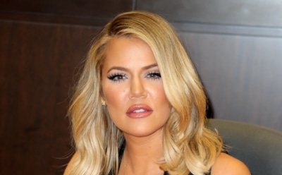 Хлое Кардашьян подчеркнула округлившийся живот комбинезоном