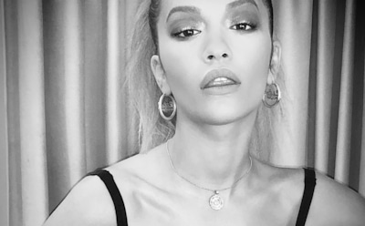 Рита Ора появилась на красной дорожке в банном халате