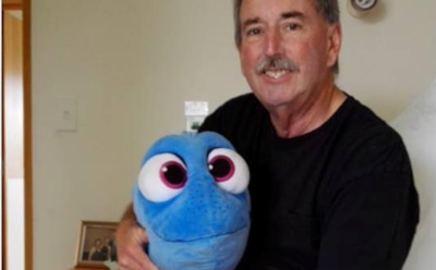 В США пенсионер отправился в путешествие по миру с рыбкой Дори