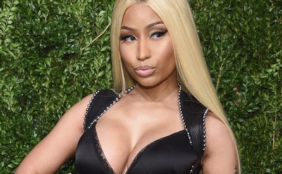 34-летняя Ники Минаж показала пышную грудь в коротком топе