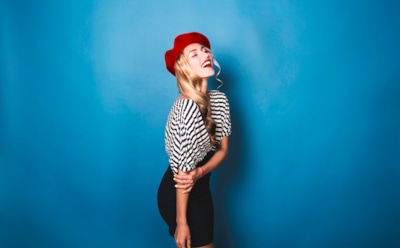 Регина Тодоренко вышла в свет в платье с экстремальным разрезом