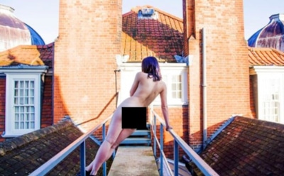 Студентки Кембриджского университета оголили ягодицы