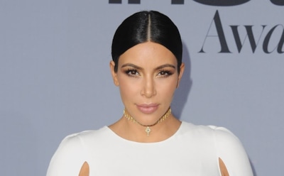 Ким Кардашьян в сексуальном платье презентовала новый парфюм