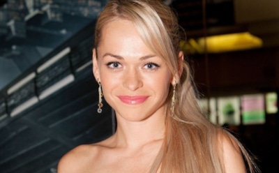 Анна Хилькевич предстала в сексуальном образе официантки