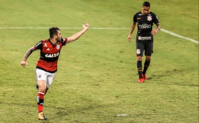 В Бразилии футболист забил гол и показал неприличный жест одноклубнику