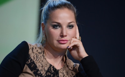 Мария Максакова в мини-юбке прокатилась на эскалаторе