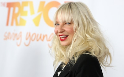 Певица Сиа представила рождественский клип в стиле 50-х