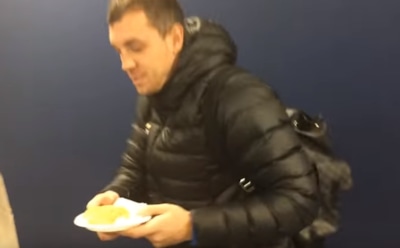 Журналисты угостили Дзюбу пирожками