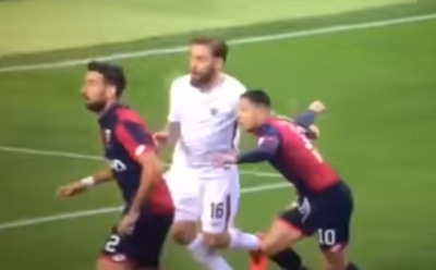 Легенда «Ромы» Де Росси ударил соперника и сам упал на газон