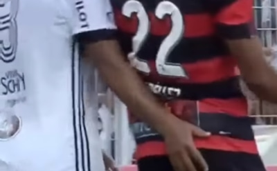 В Бразилии футболист пытался засунуть палец в зад соперника и был удален