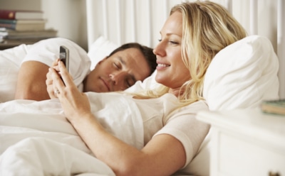 Каждый десятый проверяет смартфон во время секса – исследование