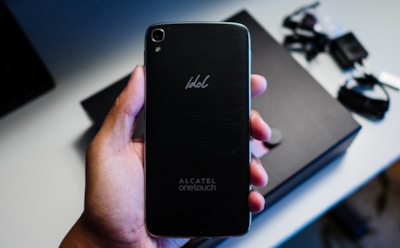 В России вышел «молодежный» смартфон Alcatel Idol 5